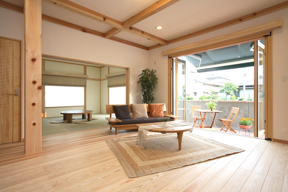 Modelo de salón asiático con paredes blancas, suelo de madera clara y suelo beige