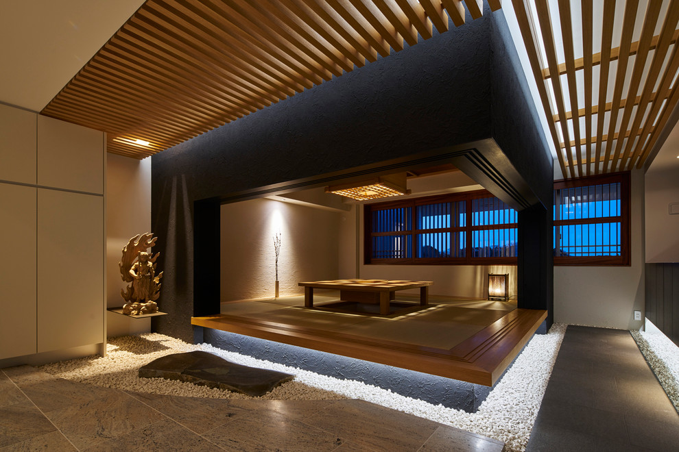 Mittelgroßes, Fernseherloses Asiatisches Wohnzimmer mit Tatami-Boden und beiger Wandfarbe in Tokio Peripherie