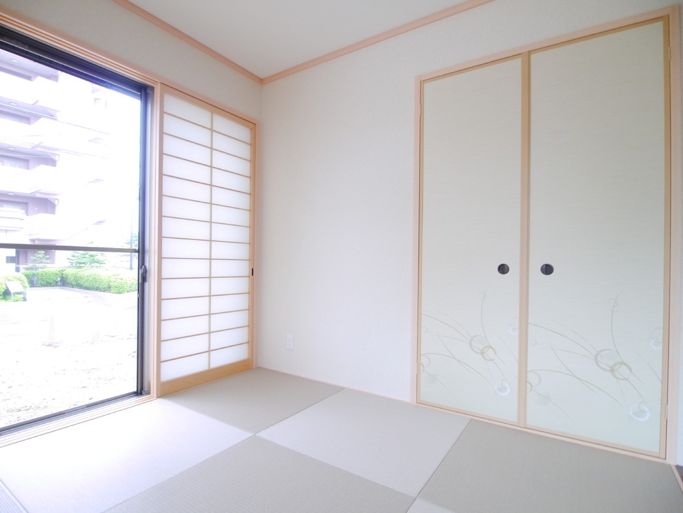 大阪にあるモダンスタイルのおしゃれなファミリールーム (白い壁、畳) の写真