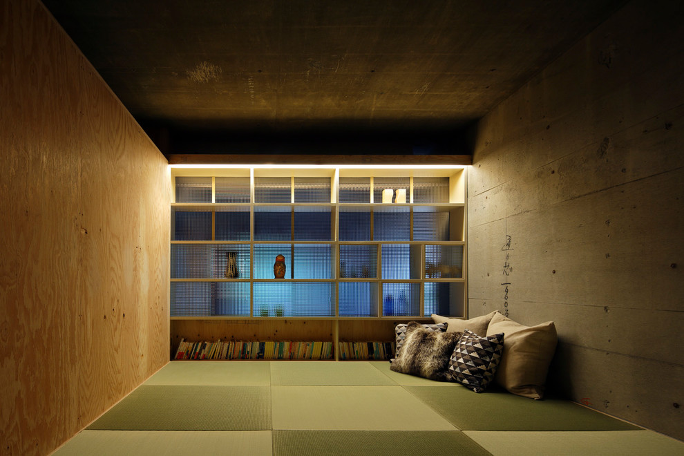 東京23区にあるアジアンスタイルのおしゃれなファミリールーム (マルチカラーの壁、畳、緑の床) の写真