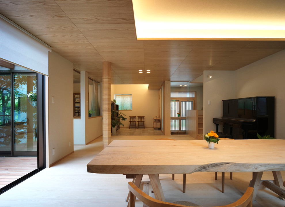 Exemple d'une salle de séjour tendance de taille moyenne avec un mur beige, parquet clair, un téléviseur indépendant et un sol beige.