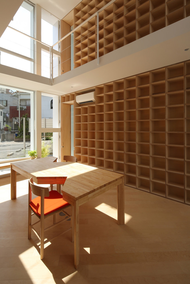 Modernes Wohnzimmer mit beiger Wandfarbe und hellem Holzboden in Tokio