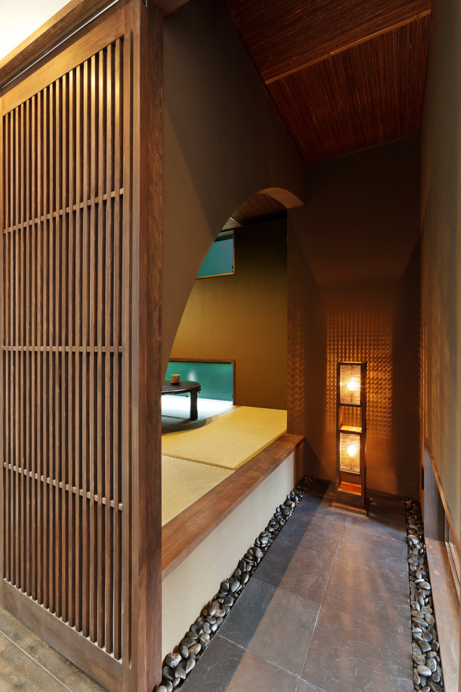 Esempio di un soggiorno con pareti beige, pavimento in tatami e pavimento verde