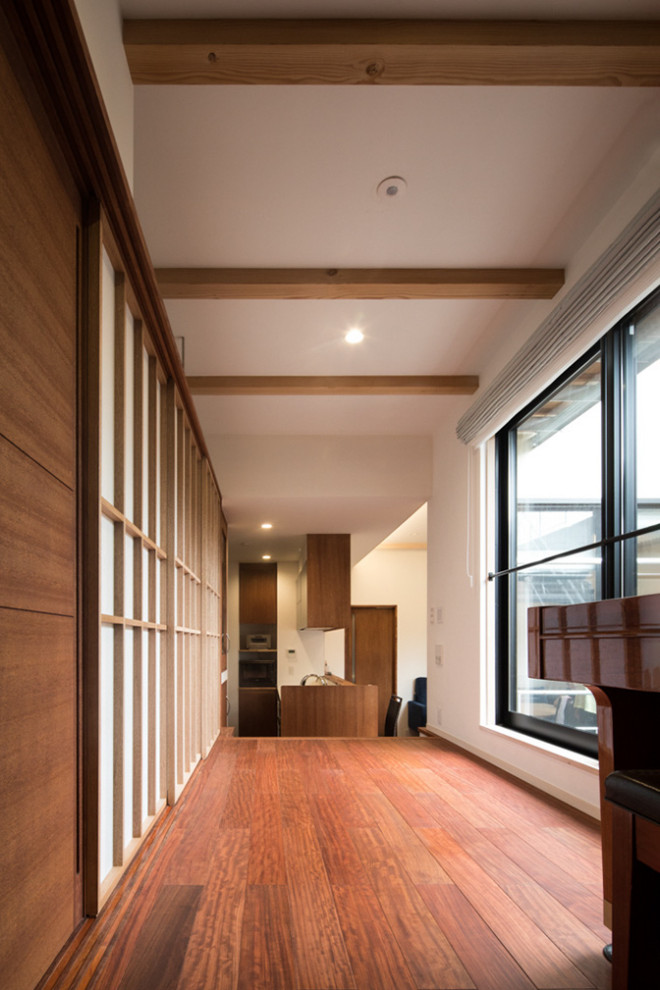 Свежая идея для дизайна: гостиная комната среднего размера в скандинавском стиле с белыми стенами и коричневым полом - отличное фото интерьера