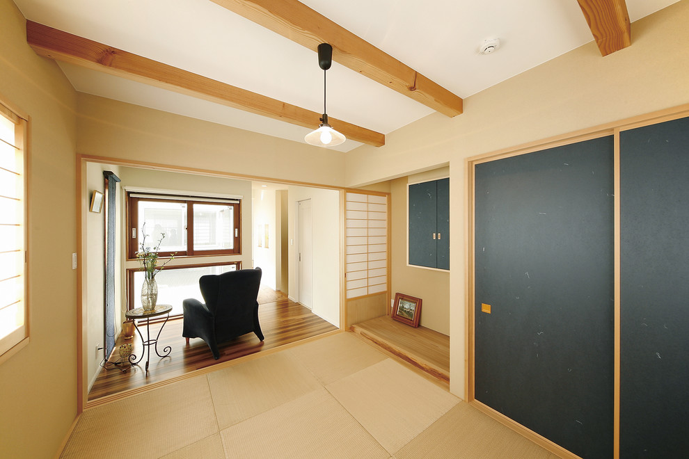 Exemple d'une salle de séjour asiatique avec un mur marron, un sol de tatami et un sol marron.