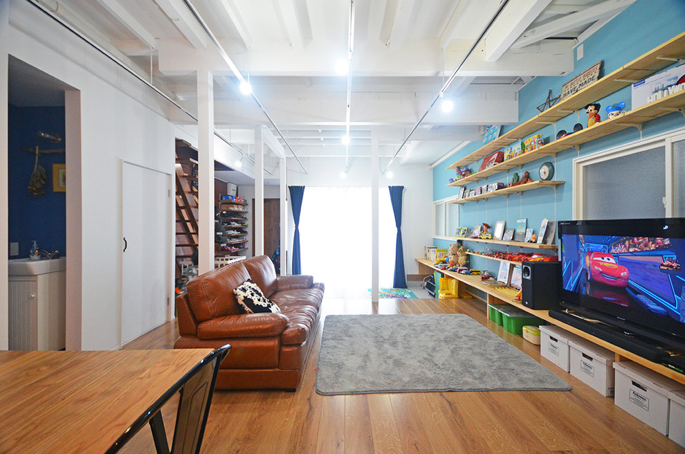 Idee per un soggiorno minimalista con pareti multicolore, pavimento in legno massello medio, TV autoportante e pavimento marrone
