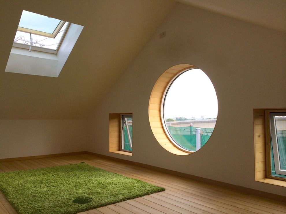 Idee per un piccolo soggiorno scandinavo con pareti bianche, parquet chiaro e pavimento beige