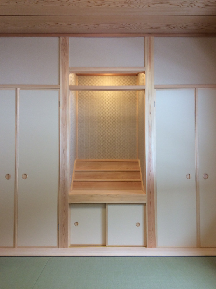 Cette photo montre une salle de séjour craftsman avec un mur blanc, un sol de tatami, un plafond en bois et du papier peint.