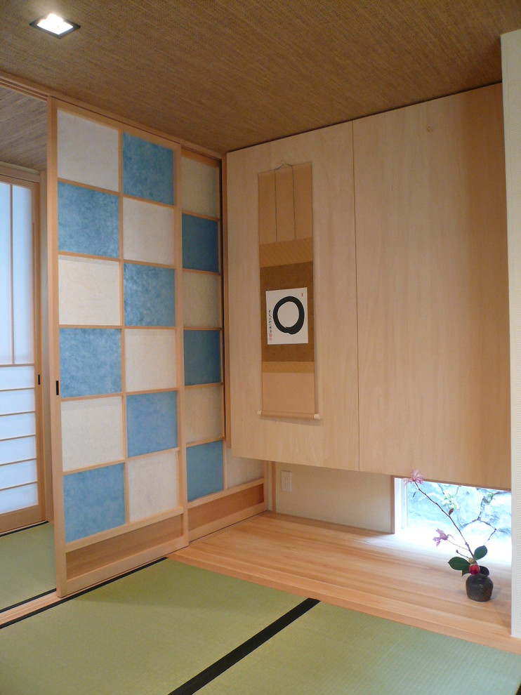 Foto de sala de estar asiática sin chimenea y televisor con paredes beige y tatami