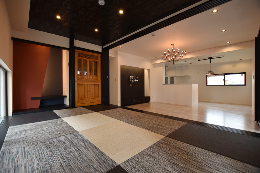 Aménagement d'une salle de séjour moderne avec un mur blanc, un sol de tatami, aucune cheminée et un sol noir.