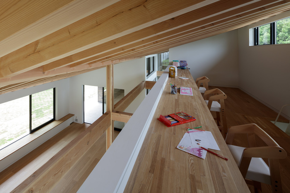 Modernes Wohnzimmer mit weißer Wandfarbe, Sperrholzboden und braunem Boden in Sonstige