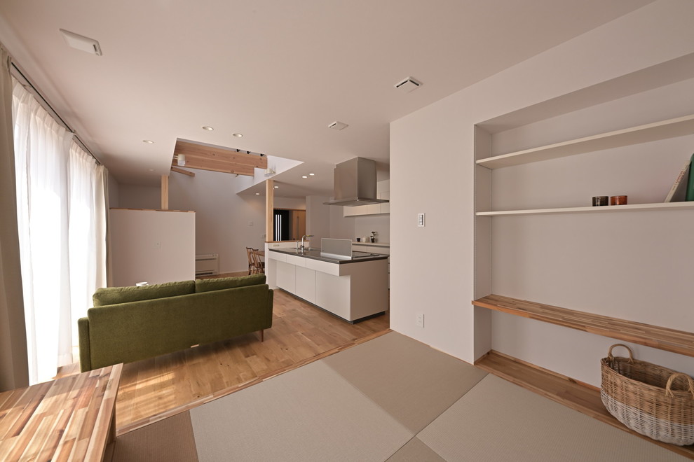 Ispirazione per un piccolo soggiorno nordico con pareti bianche, pavimento in tatami e pavimento marrone