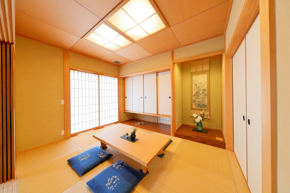 Immagine di un soggiorno etnico chiuso con pareti verdi, pavimento in tatami, nessuna TV e soffitto a cassettoni