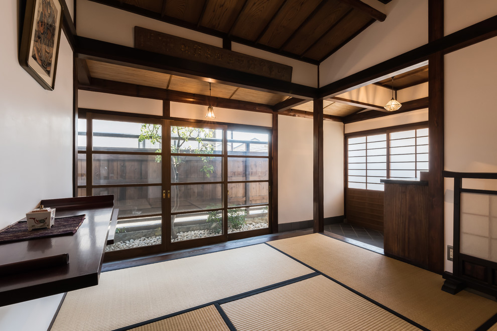 Foto di un soggiorno etnico con pareti bianche, pavimento in tatami e pavimento marrone