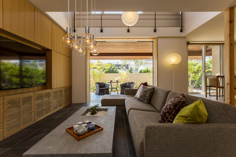 Ejemplo de sala de estar contemporánea grande sin chimenea con pared multimedia