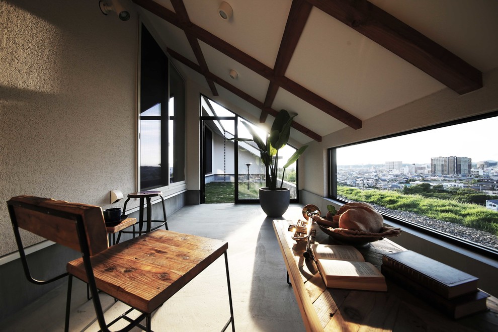 Asiatisches Wohnzimmer mit weißer Wandfarbe, Betonboden und grauem Boden in Nagoya