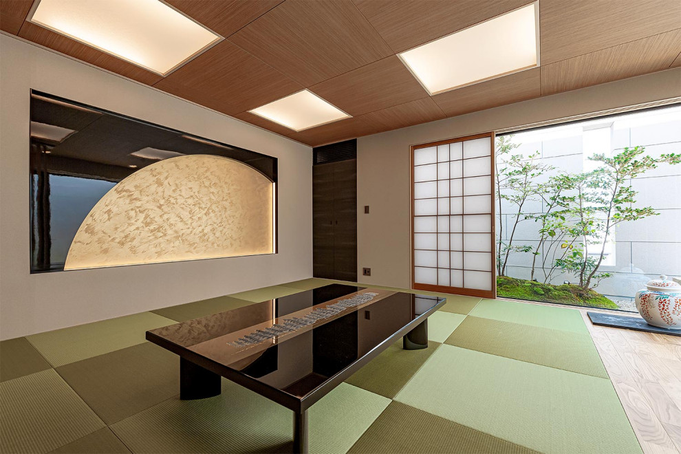 Foto de sala de estar cerrada de estilo zen sin chimenea y televisor con paredes beige, tatami y suelo verde