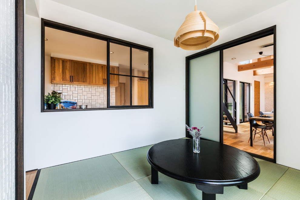 Foto de sala de estar de estilo zen con paredes blancas, tatami y suelo verde