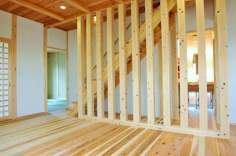Inspiration pour une salle de séjour asiatique de taille moyenne et ouverte avec un mur blanc, un sol en bois brun, un sol marron et un plafond en bois.