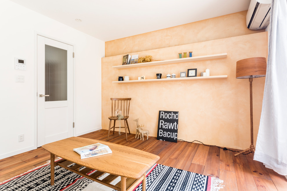 Uriges Wohnzimmer mit weißer Wandfarbe, braunem Holzboden und braunem Boden in Tokio Peripherie