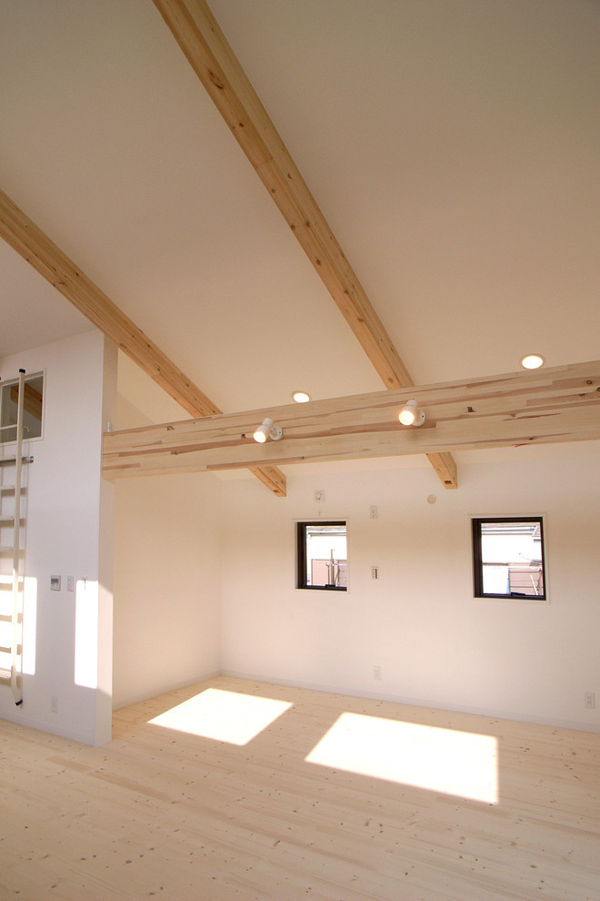 Ejemplo de sala de estar abierta moderna pequeña con paredes blancas, suelo de contrachapado, televisor independiente y suelo beige