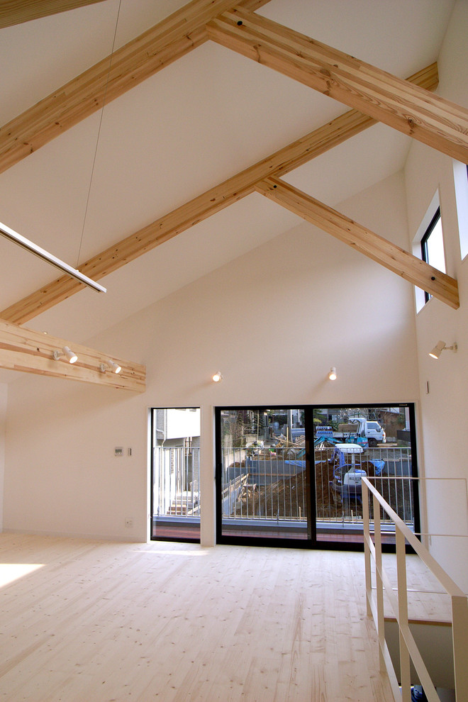 Foto di un piccolo soggiorno moderno aperto con pareti bianche, pavimento in compensato, TV autoportante e pavimento beige