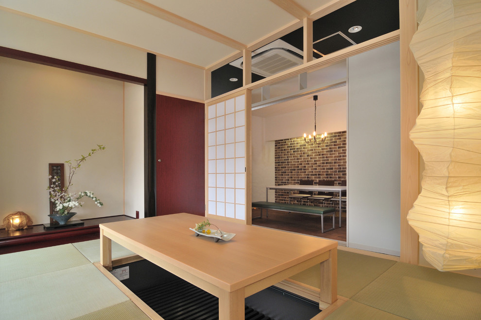 Inspiration för allrum, med beige väggar, tatamigolv och grönt golv
