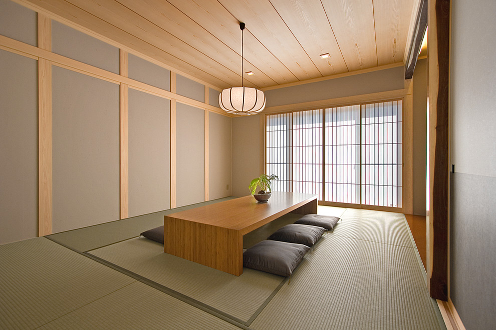 Fernseherloses, Abgetrenntes Asiatisches Wohnzimmer ohne Kamin mit brauner Wandfarbe, Tatami-Boden und grünem Boden in Osaka