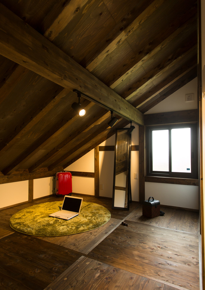 Diseño de sala de estar de estilo zen pequeña con paredes blancas, suelo de madera oscura y suelo marrón
