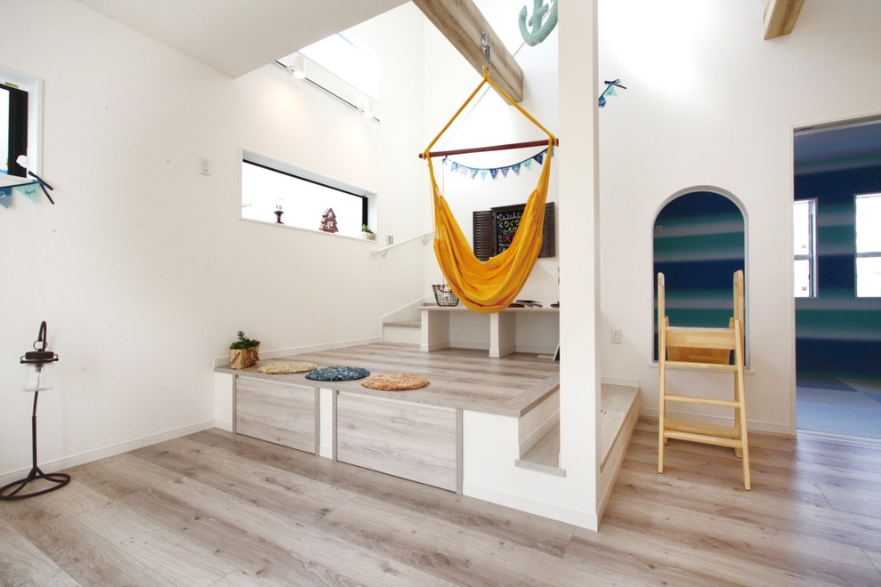 Offenes Modernes Wohnzimmer mit weißer Wandfarbe, Sperrholzboden und beigem Boden in Sonstige
