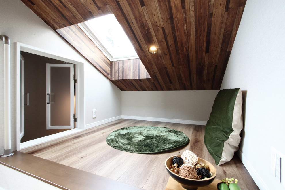 Mid-Century Wohnzimmer im Loft-Stil mit weißer Wandfarbe, Sperrholzboden und beigem Boden in Sonstige