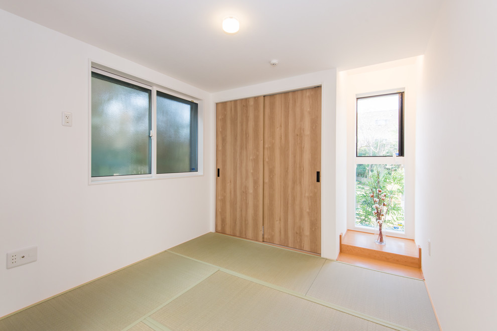 Ispirazione per un soggiorno etnico chiuso con pareti bianche, pavimento in tatami e pavimento verde