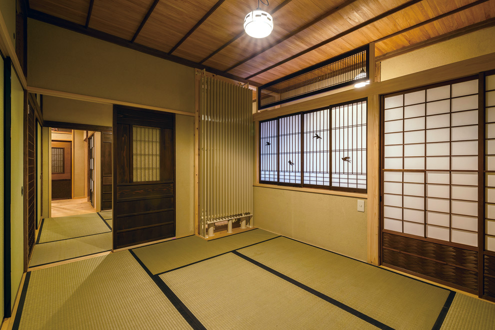 Asiatisches Wohnzimmer mit brauner Wandfarbe, Tatami-Boden und grünem Boden in Sonstige