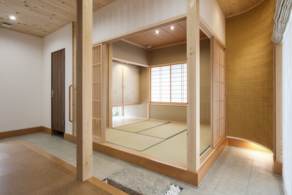 Asiatisk inredning av ett allrum, med bruna väggar, tatamigolv och grönt golv