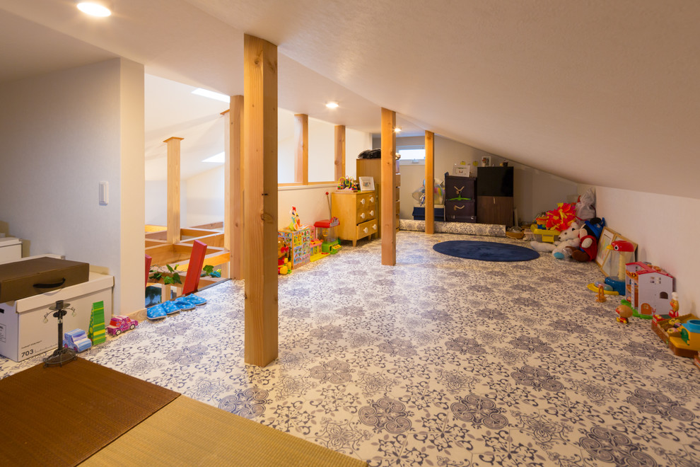 Immagine di un piccolo soggiorno scandinavo stile loft con sala giochi, pareti bianche, pavimento in linoleum, nessun camino, nessuna TV e pavimento bianco