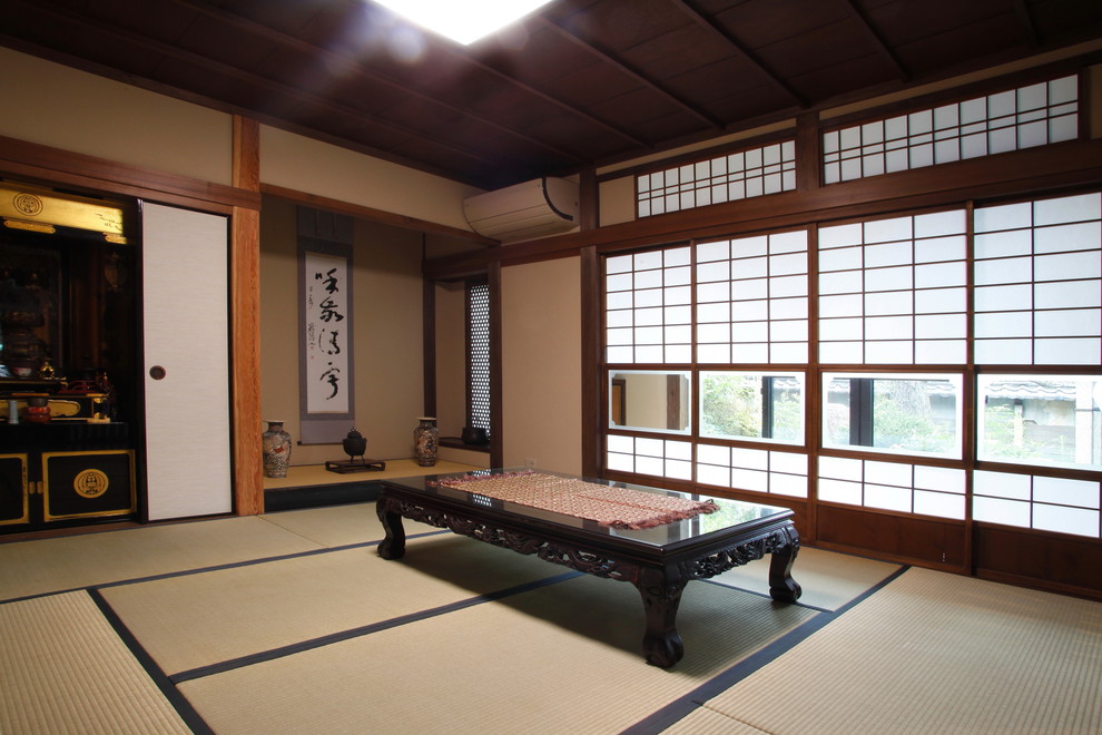 Modelo de sala de estar asiática con tatami y suelo verde