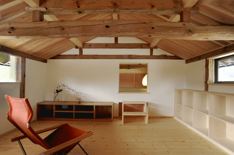 Imagen de sala de estar asiática con paredes blancas, suelo de madera clara y suelo beige
