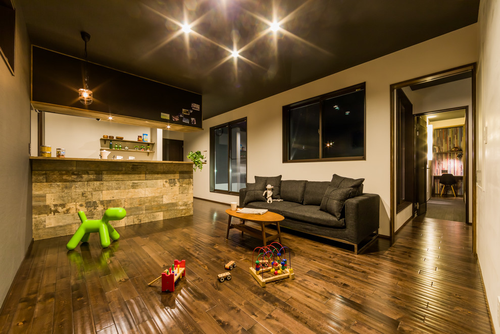 Foto de sala de estar industrial con paredes blancas, suelo de madera en tonos medios y suelo marrón