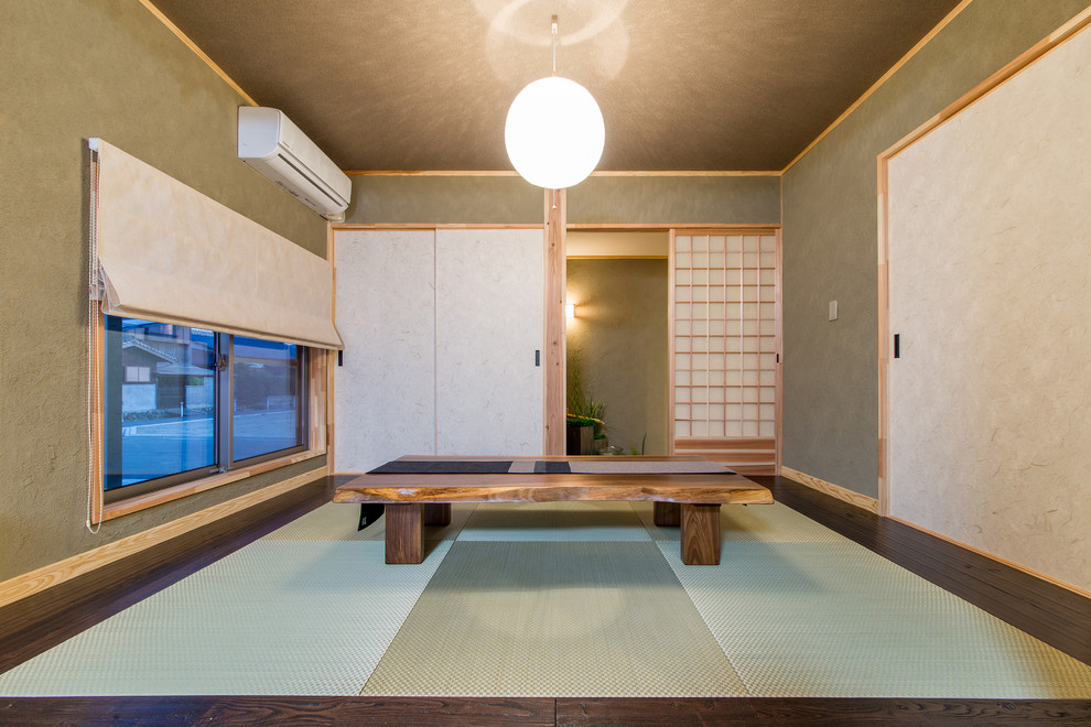 Idee per un piccolo soggiorno con pareti verdi, pavimento in tatami e pavimento verde