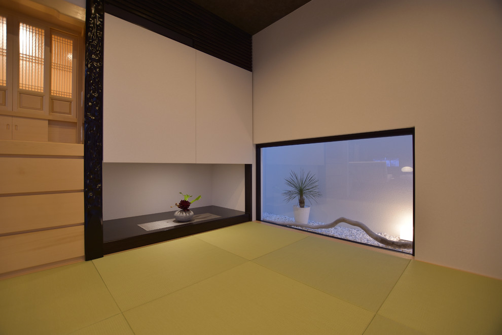 Стильный дизайн: гостиная комната в стиле модернизм с белыми стенами, татами и зеленым полом без камина, телевизора - последний тренд