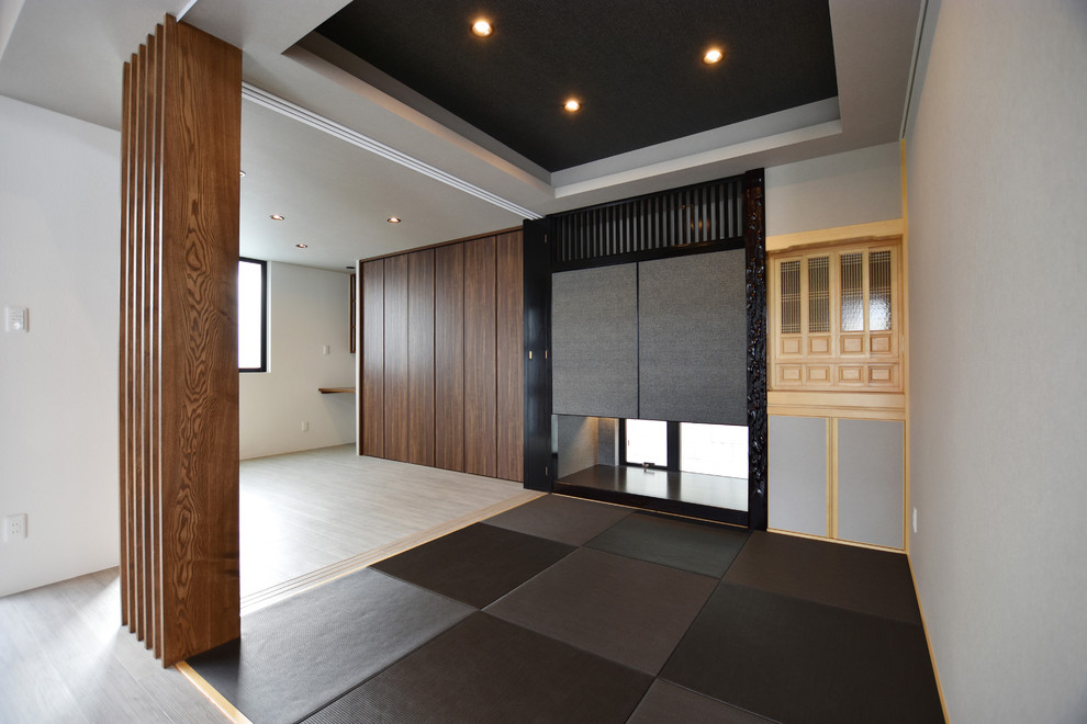 Foto di un soggiorno moderno con pareti grigie, pavimento in tatami, nessun camino, nessuna TV e pavimento nero