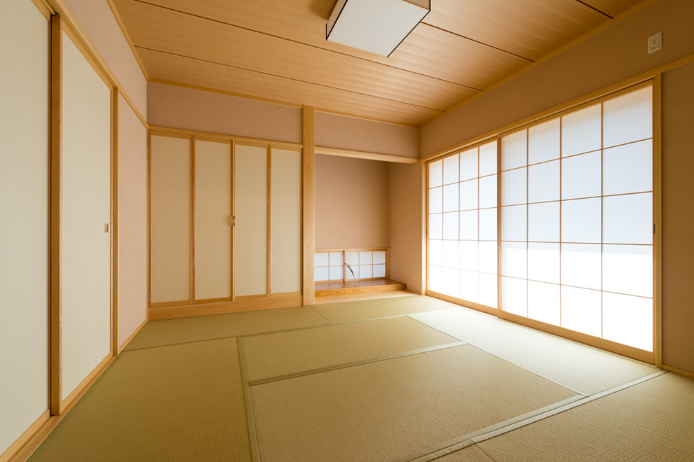 Idée de décoration pour une salle de séjour asiatique avec un sol de tatami.