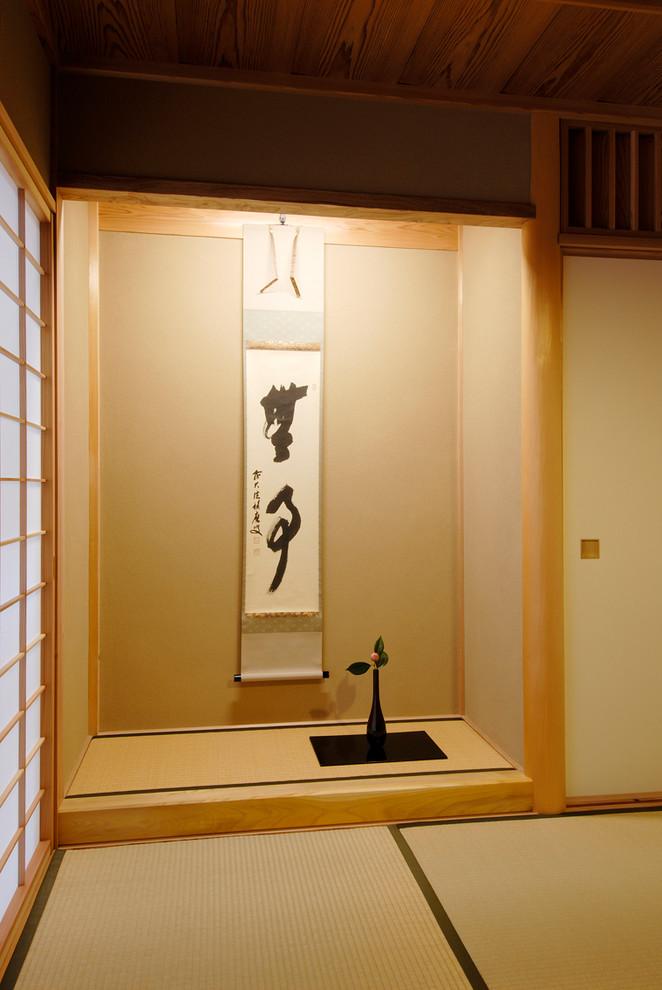 Kleines Asiatisches Wohnzimmer mit Tatami-Boden und beigem Boden in Sonstige