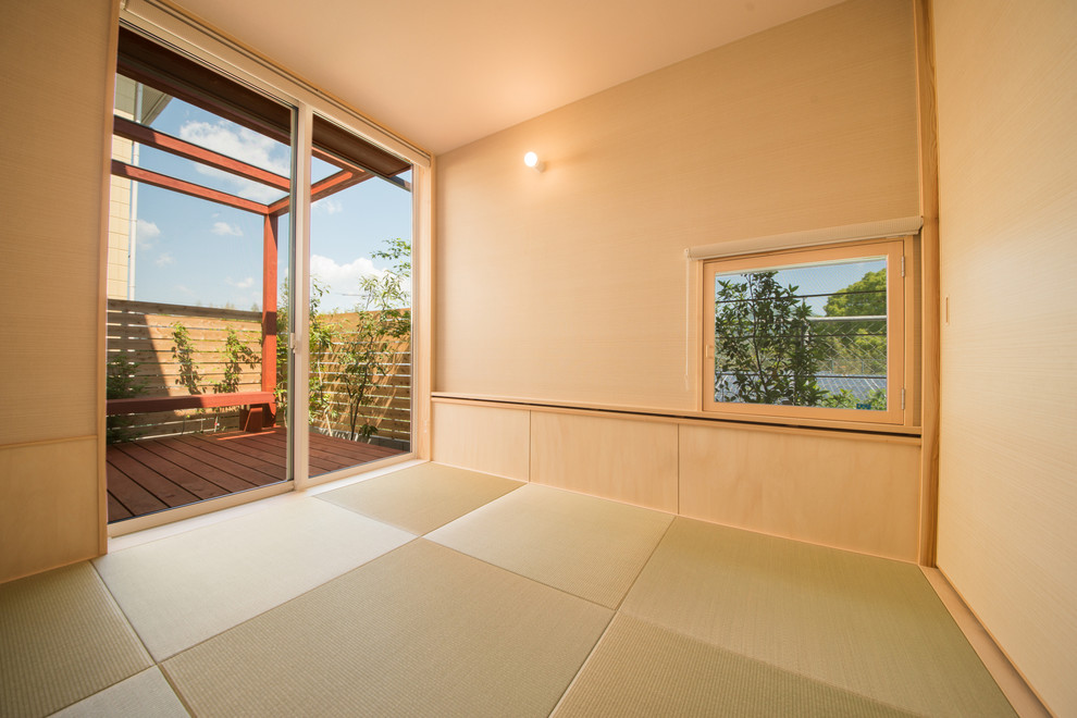 Asiatisches Wohnzimmer mit beiger Wandfarbe, Tatami-Boden und braunem Boden in Sonstige