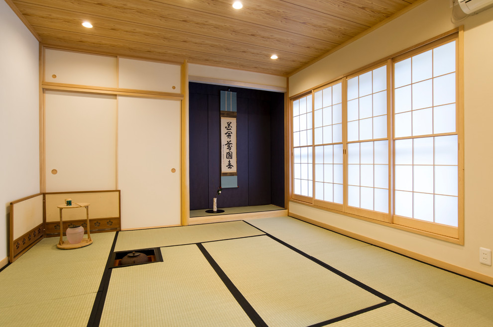 Diseño de sala de estar de estilo zen con paredes blancas, tatami y suelo verde