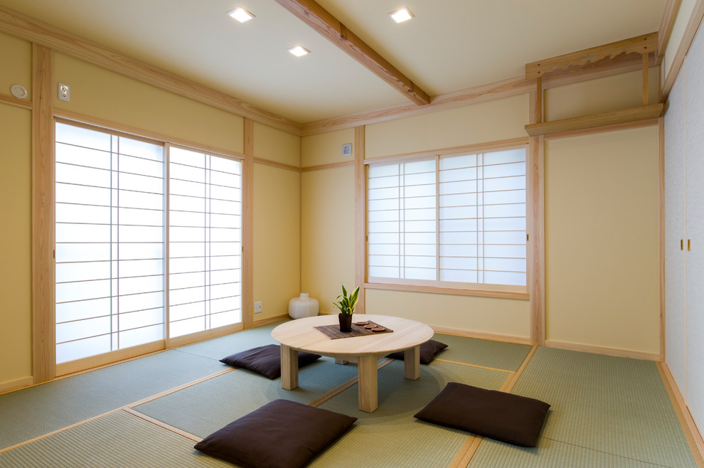 Inredning av ett asiatiskt allrum, med beige väggar, tatamigolv och grönt golv