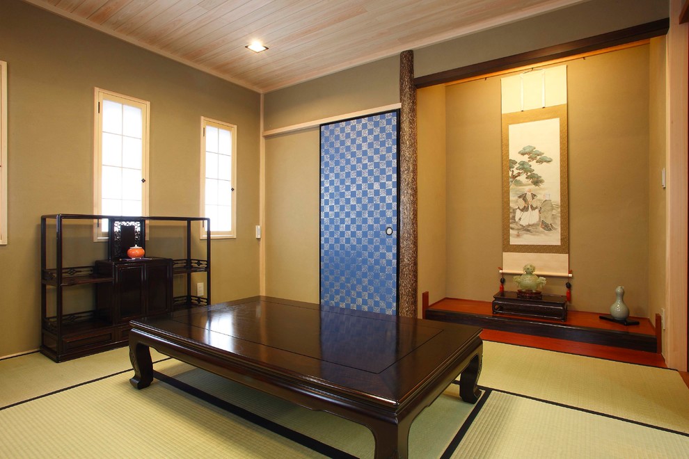 Asiatisk inredning av ett allrum, med beige väggar och tatamigolv