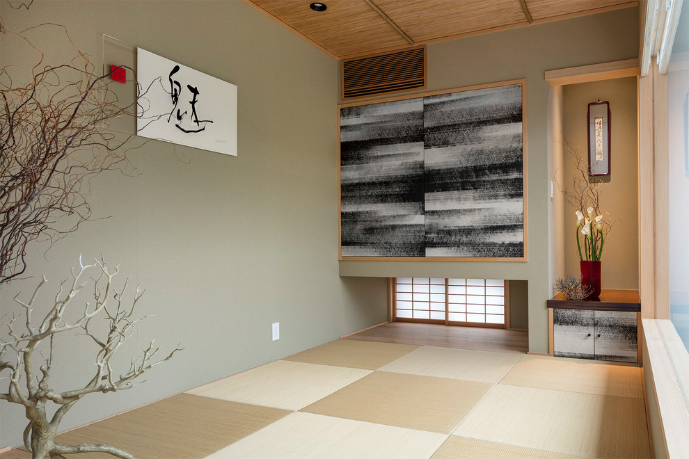 Immagine di un soggiorno etnico chiuso con pareti beige, pavimento in tatami e nessuna TV