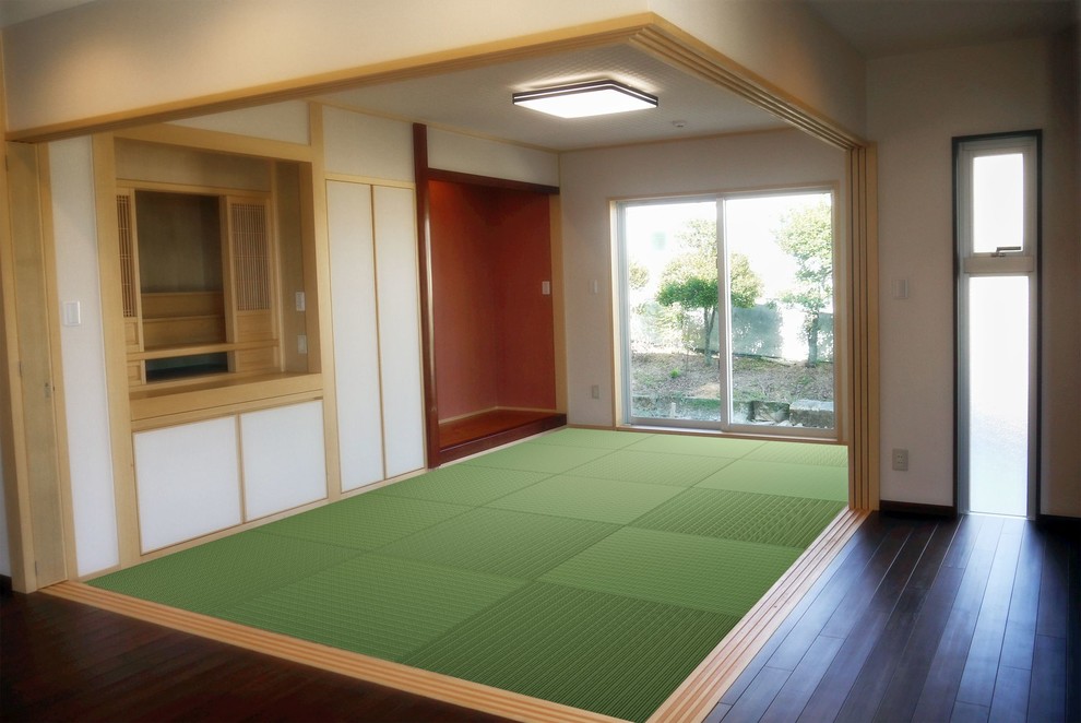 Klassisk inredning av ett allrum, med vita väggar, tatamigolv och grönt golv