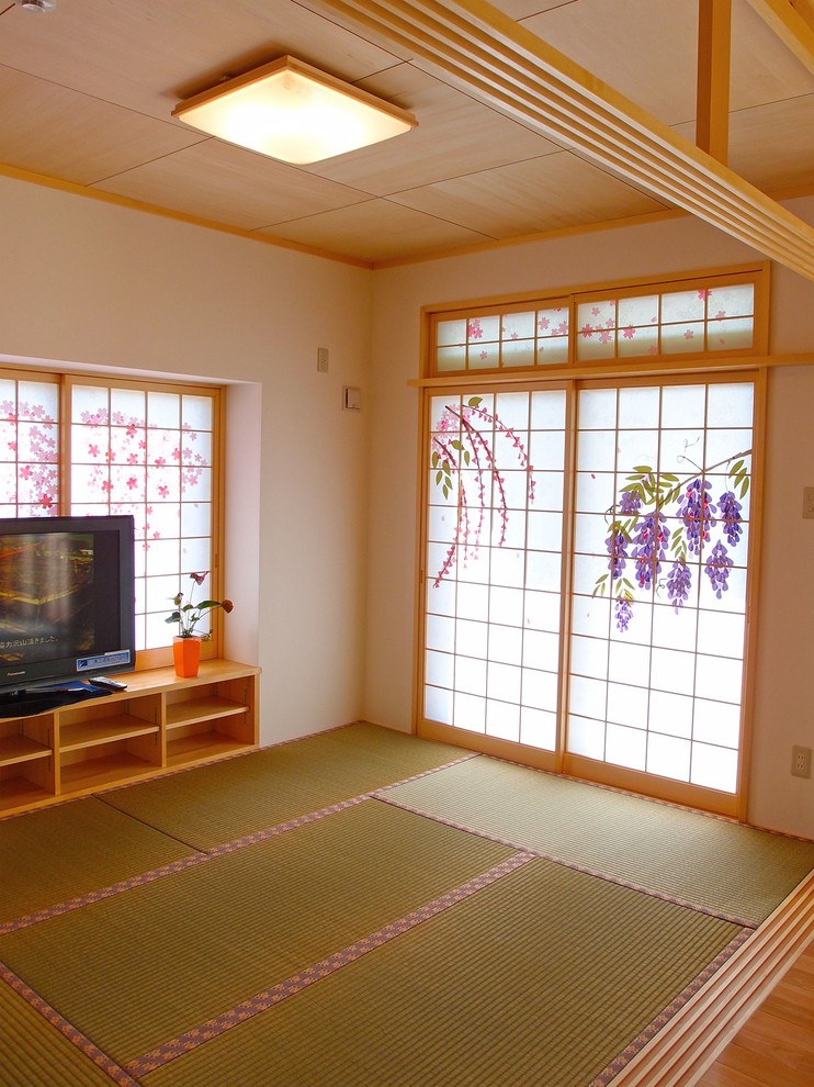 Foto de sala de estar cerrada actual con tatami y suelo blanco